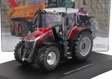 Modelo a escala detallado del tractor Massey Ferguson 8S 265 en rojo y negro, expuesto con un remolque Joskin como fondo, disponible en Vroomi.