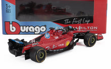 Modelo Red Bburago del coche de carreras de F1 de Lewis Hamilton con logotipos de patrocinadores, mostrado con embalaje en caja, disponible en Vroomi.