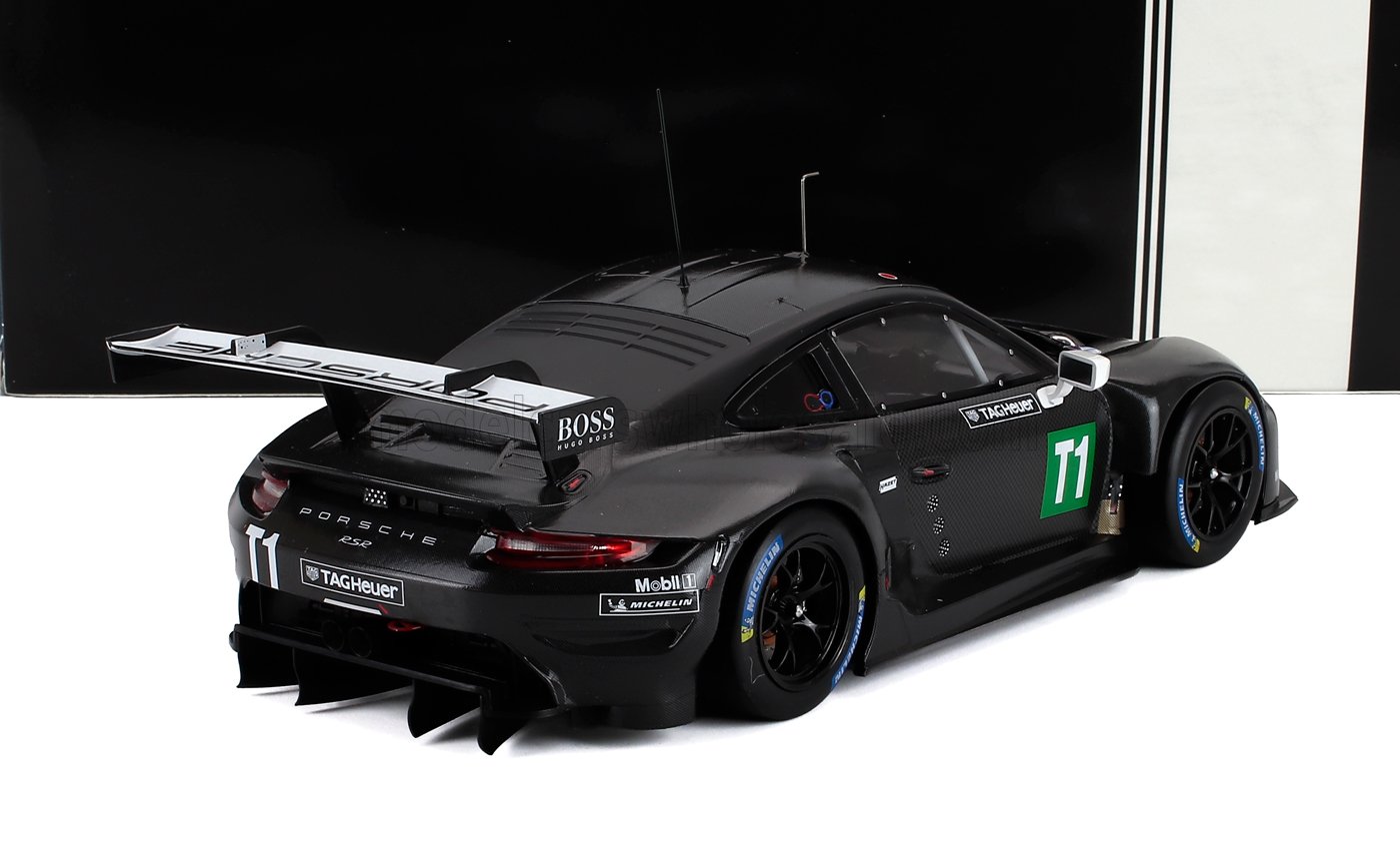 Coche de carreras Porsche 911 RSR negro con calcomanía T1 y logotipos de patrocinadores, ahora disponible en la plataforma Vroomi.