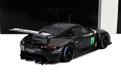 Coche de carreras Porsche 911 RSR negro con calcomanía T1 y logotipos de patrocinadores, ahora disponible en la plataforma Vroomi.