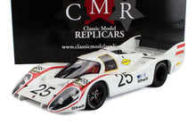 Modelo de coche de carreras Porsche 917 blanco con el número 25 y logotipos de Shell, mostrado con la caja Classic Model Replicars, a la venta en Vroomi.