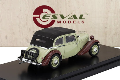 Modelo de coche vintage a escala 1/18 fabricado en metal fundido, verde y marrón, con detalles en el techo, ya disponible.