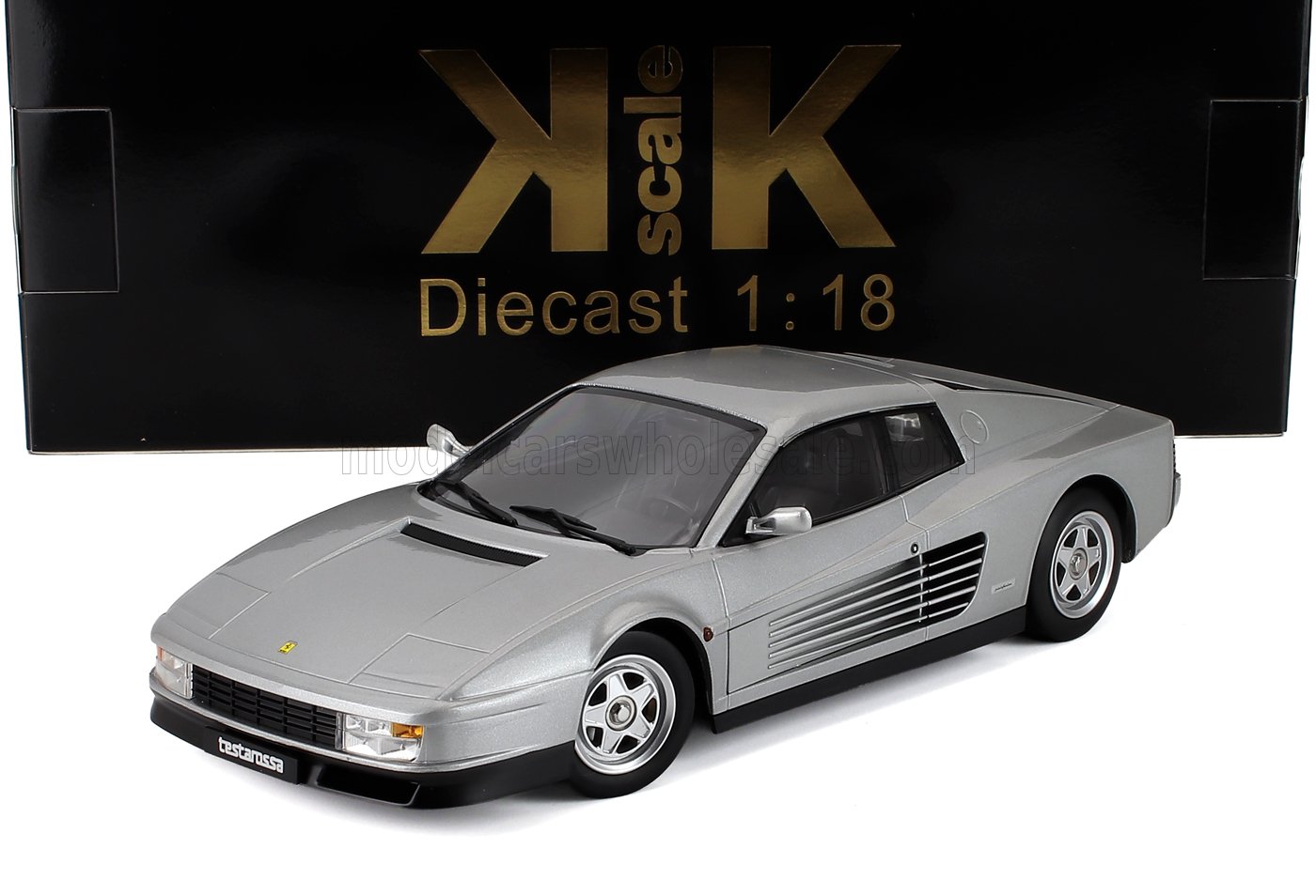 Coche a escala Ferrari Testarossa de plata fundida a presión 1:18, réplica de coleccionista, disponible en Vroomi.