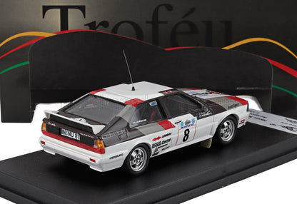 Modelo de coche de rally Audi Quattro fundido a presión con adhesivos de carreras, ya disponible para coleccionistas en Vroomi.