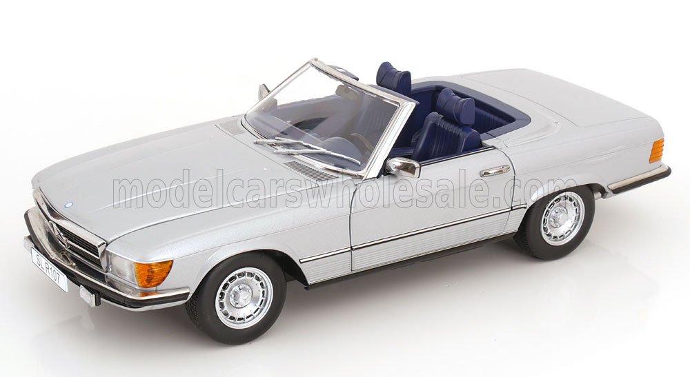 Coche de juguete Mercedes-Benz SL R107 descapotable plateado, asientos azules, disponible en Vroomi.