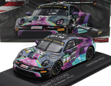 Colorido coche en miniatura Porsche 911 GT3 R, decoración DTM 2023, edición limitada, disponible online.