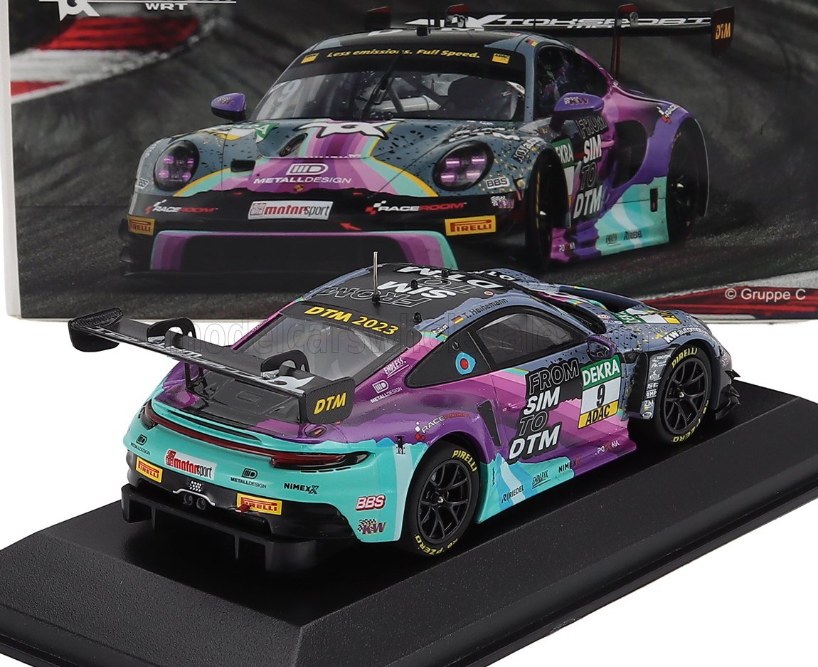 Maqueta a escala 1:18 del coche de carreras Porsche DTM 2023 con una colorida decoración, ya disponible en Vroomi.