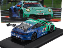 Modelo a escala 1/18 de un coche de carreras Porsche en azul y verde, actualmente a la venta en Vroomi.