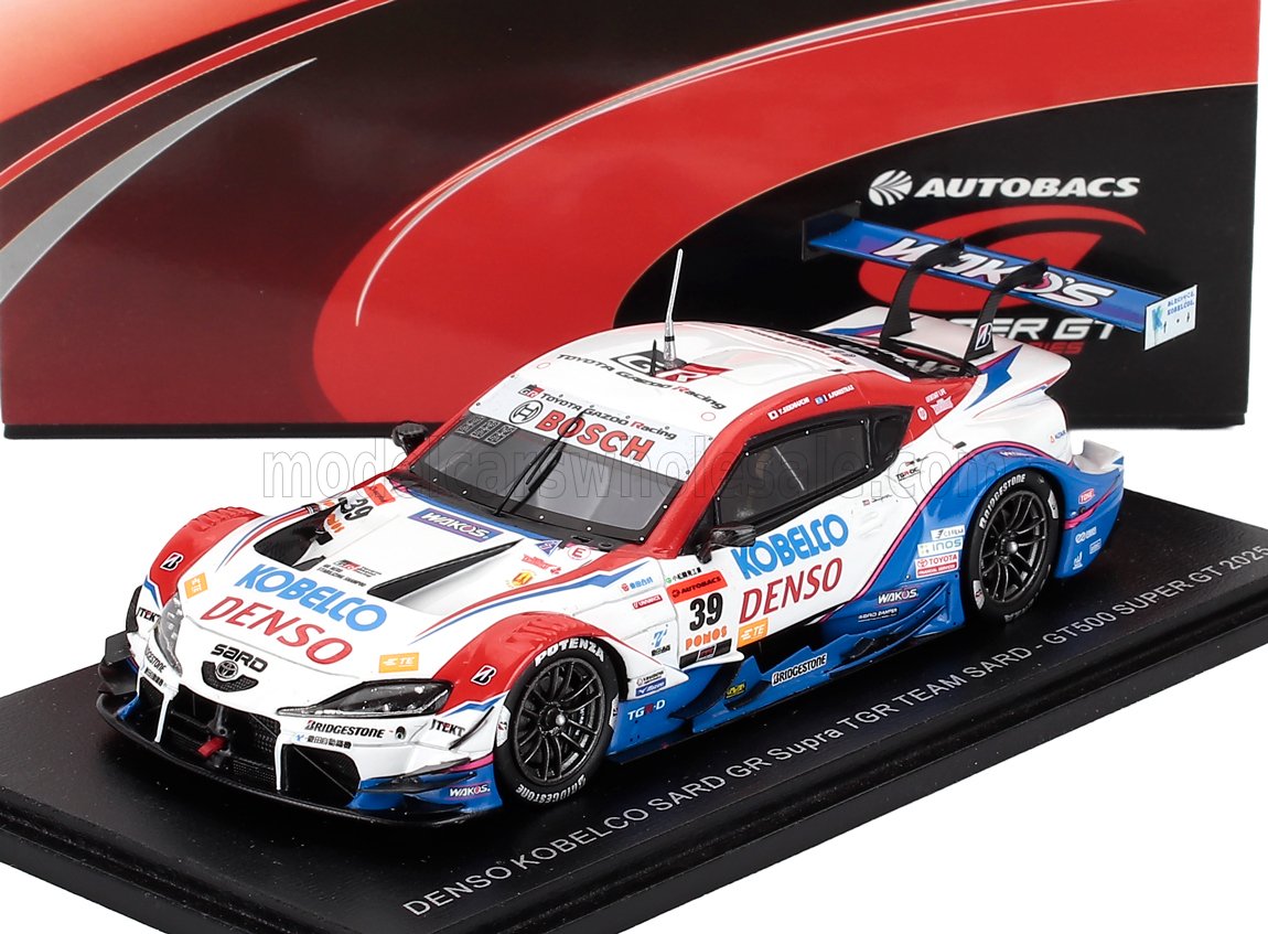 Maqueta a escala 1/43 del coche de carreras Denso Kobelco SARD GR Supra TGR Team en rojo, blanco y azul, disponible en Vroomi.