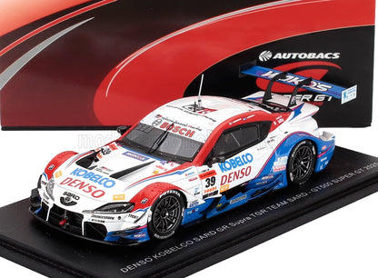 Maqueta a escala 1/43 del coche de carreras Denso Kobelco SARD GR Supra TGR Team en rojo, blanco y azul, disponible en Vroomi.