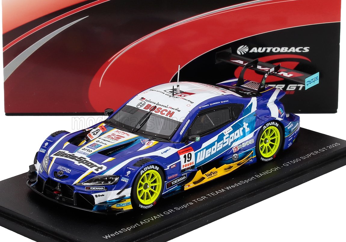 Coche modelo WedsSport ADVAN GR Supra TGR TEAM en azul y amarillo, escala 1/18, con adhesivos de carreras, disponible en Vroomi.