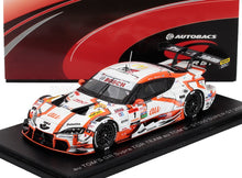 Maqueta a escala 1/43 del TOM'S GR Supra TGR TEAM GT500 Super GT 2022 en blanco y naranja con los logotipos de los patrocinadores, expuesta en Vroomi.