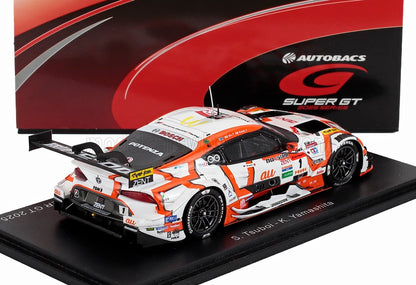 Modelo de coche de carreras Toyota GR Supra a escala 1/43 fabricado en metal fundido con los colores de AU y ZENT, Super GT 2025, disponible en Vroomi.