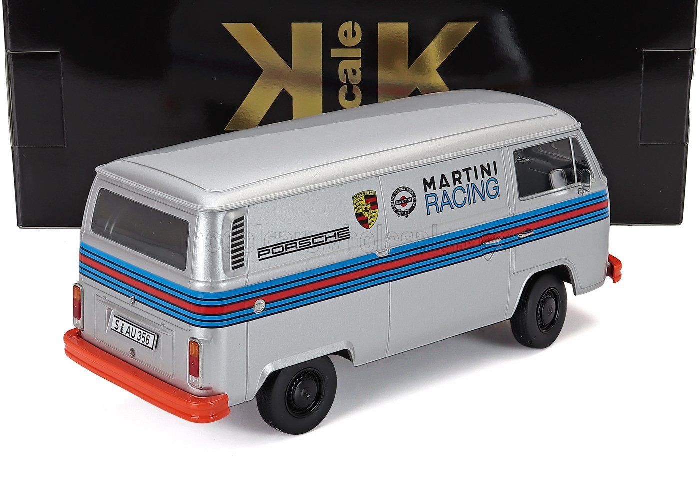 Modelo a escala 1/18 de la furgoneta Porsche Martini Racing fabricado en metal fundido, objeto de colección disponible online en Vroomi.