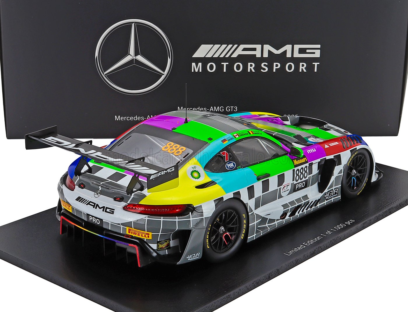 Colorido modelo a escala del Mercedes-AMG GT3, con detalles realistas, edición de coleccionista, ya disponible.