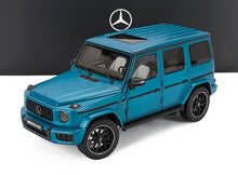 Modelo SUV Mercedes-Benz Clase G azul a escala 1/18 con techo solar, ya disponible para coleccionistas.