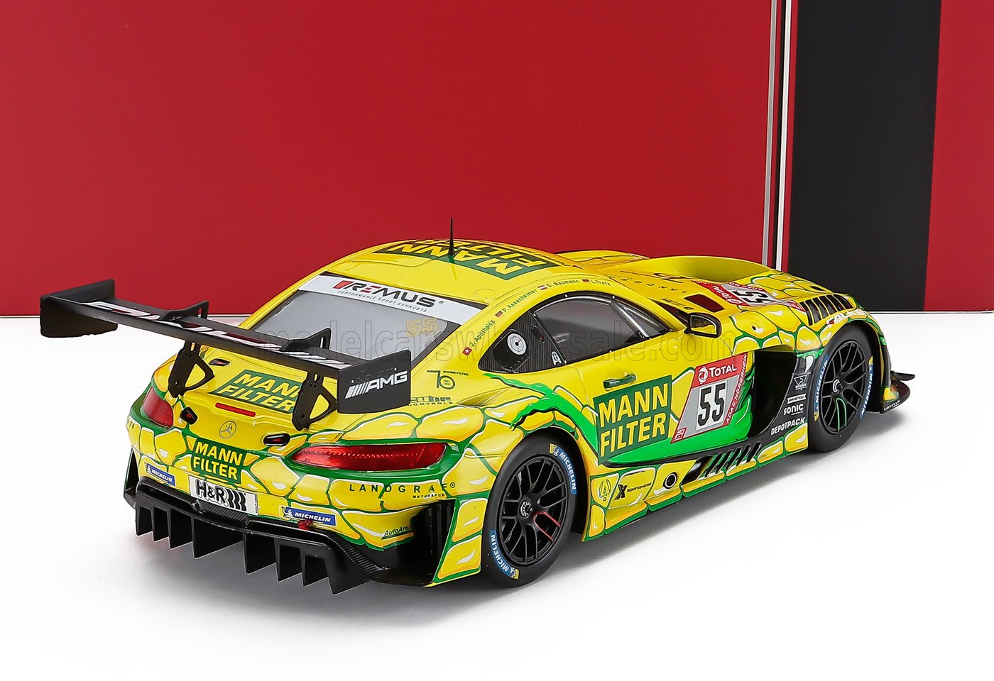Modelo a escala amarillo y verde del coche de carreras AMG con el número 55, con detalles realistas, disponible para coleccionistas en Vroomi.