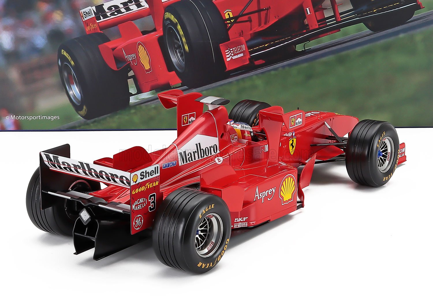 Maqueta a escala de un Ferrari rojo de Fórmula 1, vista trasera detallada, pieza de colección ya disponible.