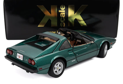 Modelo clásico de coche deportivo verde a escala 1:18 con techo abierto, interior detallado y vista trasera, actualmente disponible en Vroomi.