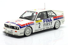 Modelo de coche de carreras BMW M3 E30 DTM a escala 1:18 con diseño FINA, ya disponible en Vroomi.