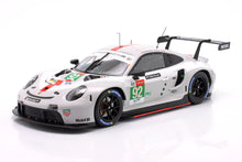 Modelo de coche de carreras Porsche 911 RSR a escala 1/18 en color blanco con calcomanías, disponible para coleccionistas en línea.