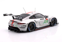 Coche de carreras a escala Porsche 911 RSR blanco con alerón trasero, ya disponible para coleccionistas en Vroomi.