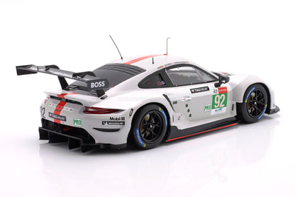 Coche de carreras a escala Porsche 911 RSR blanco con alerón trasero, ya disponible para coleccionistas en Vroomi.