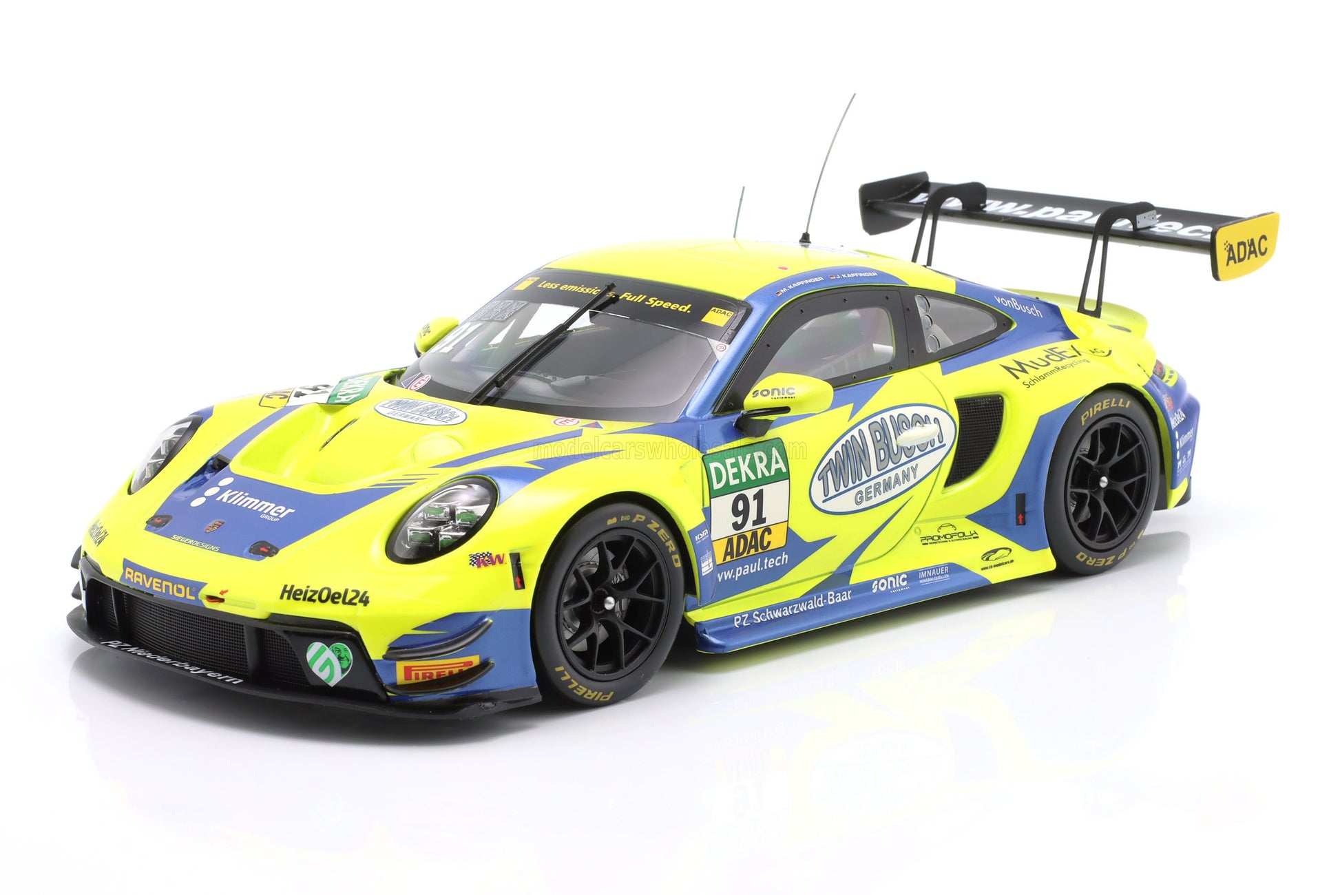 Modelo de coche de carreras Porsche GT3 amarillo y azul a escala 1:18, actualmente disponible para su pedido.