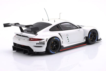 Modelo a escala del coche de carreras Porsche GT blanco con alerón trasero ancho, disponible para coleccionistas en Vroomi.