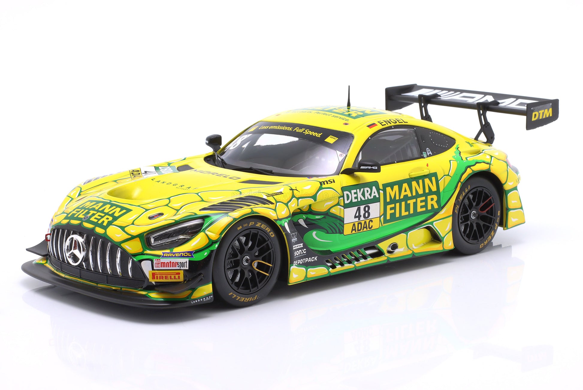 Modelo a escala 1:18 del coche de carreras Mercedes AMG GT3, con colores amarillo y verde, disponible en stock online.