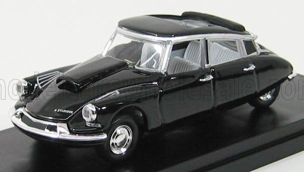Modelo de coche Citroën DS vintage negro con detalles plateados expuesto en un soporte, disponible en Vroomi.