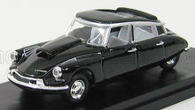Modelo de coche Citroën DS vintage negro con detalles plateados expuesto en un soporte, disponible en Vroomi.