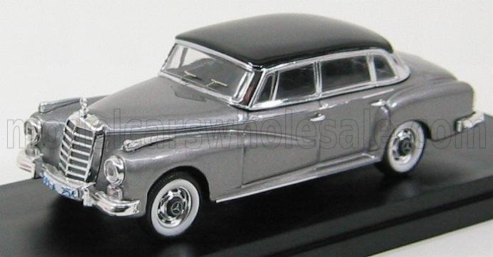 Coche de juguete Mercedes-Benz vintage plateado con techo negro, detalles realistas, disponible en Vroomi.