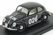 Coche de juguete Volkswagen Beetle vintage negro con el número 026, disponible en la plataforma Vroomi.