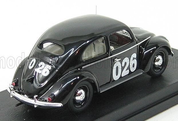 Modelo de coche de carreras vintage negro con el número 026, expuesto sobre una plataforma negra, disponible en Vroomi.