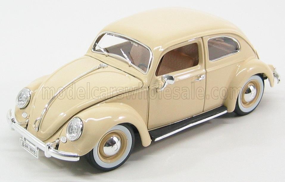 Coche clásico Volkswagen Beetle de color beige con detalles cromados y neumáticos con banda blanca, disponible en Vroomi.