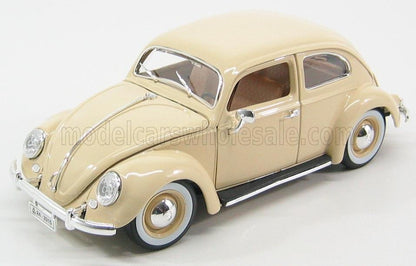 Coche clásico Volkswagen Beetle de color beige con detalles cromados y neumáticos con banda blanca, disponible en Vroomi.