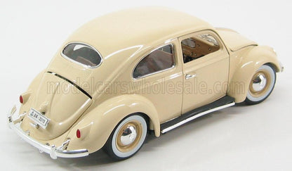 Coche de juguete Volkswagen Beetle vintage de color beige con neumáticos de banda blanca y detalles cromados disponible en Vroomi.