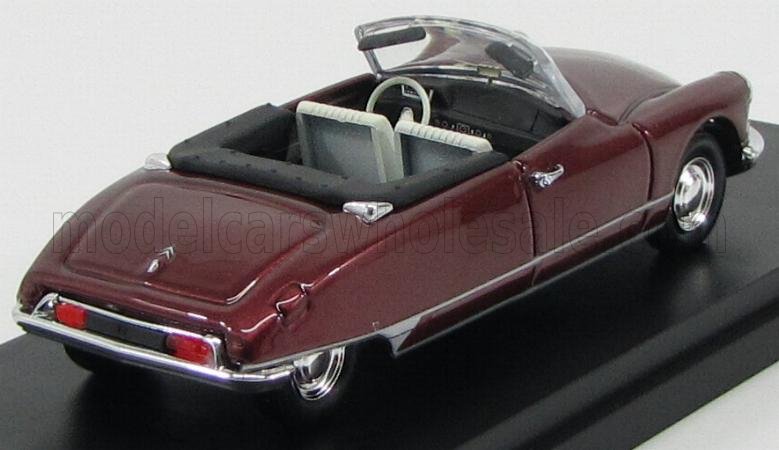 Coche de colección descapotable de color granate en expositor, disponible para su compra en Vroomi.