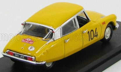 Coche de colección Citroën DS 104 amarillo con adhesivos de rally, disponible para su compra en Vroomi.
