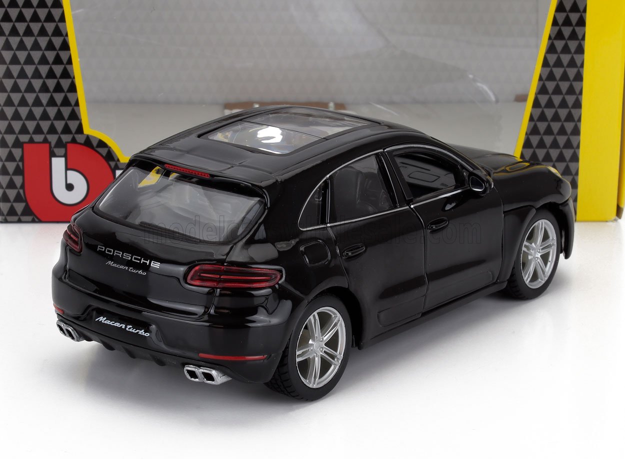 Modelo de coche Porsche Macan Turbo negro con llantas plateadas en exposición, disponible en Vroomi.