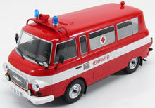 Modelo vintage de furgoneta de rescate de bomberos Feuerwehr en rojo y blanco con luces azules y cruz roja, disponible en Vroomi.