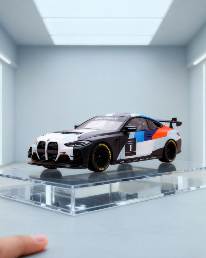 Modelo de coche sobre una superficie reflectante con fondo neutro