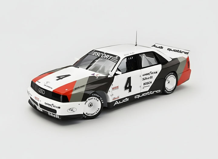 Modelo de coche de un vehículo Audi sobre fondo blanco