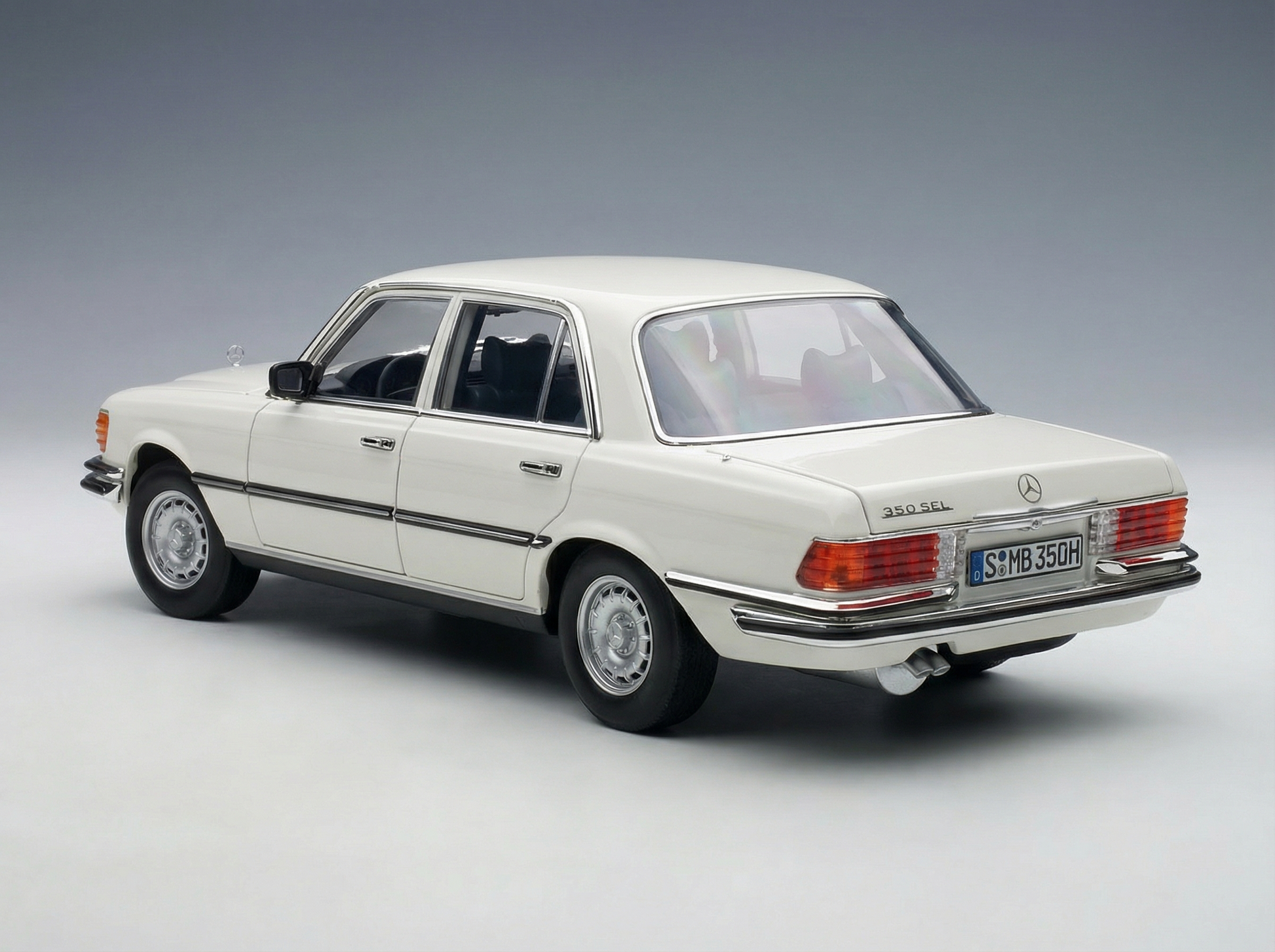 Maqueta a escala del Mercedes-Benz 350 SEL blanco, réplica detallada, lista para pedir en Vroomi.