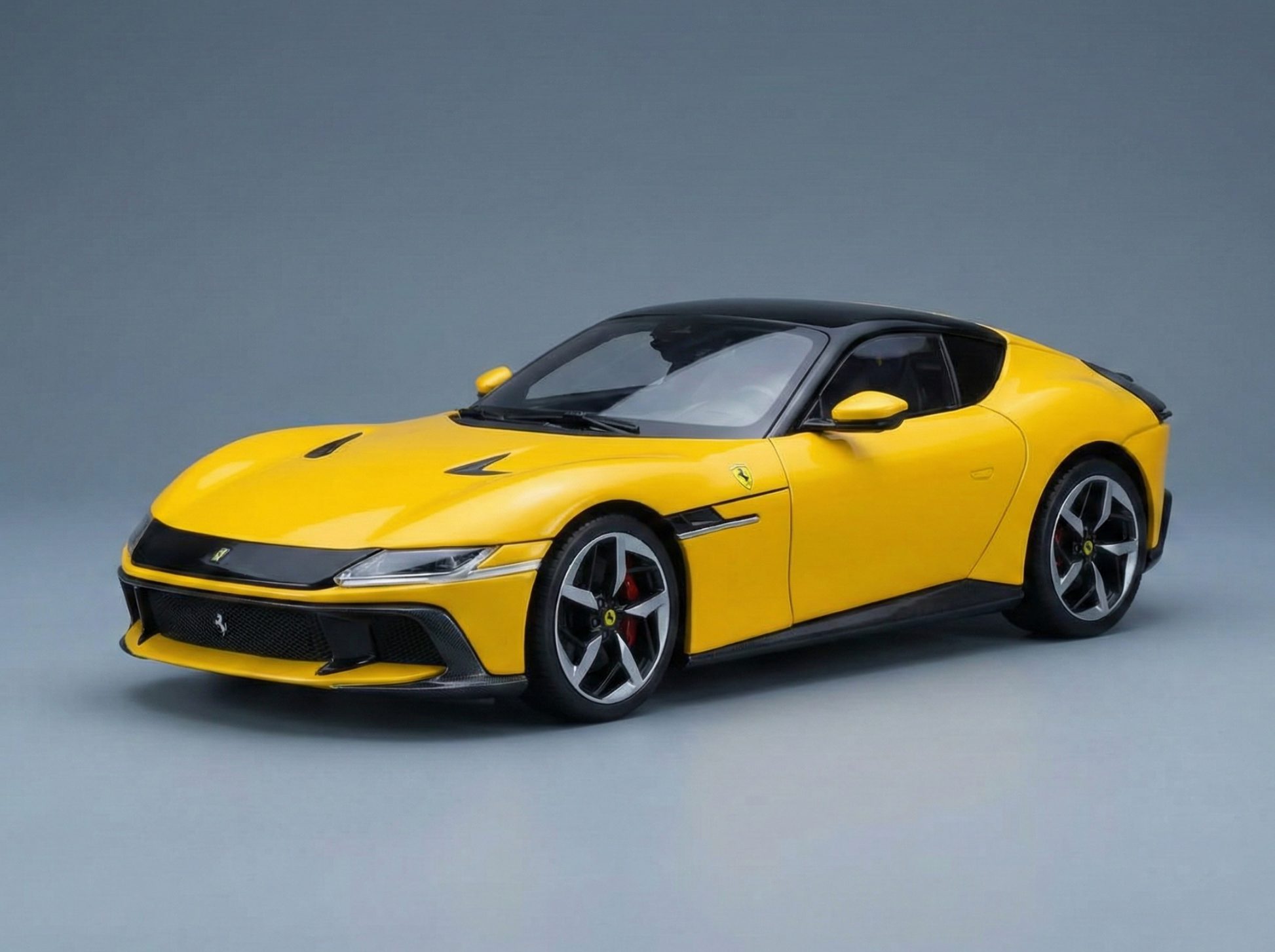 Coche deportivo a escala 1/18 de color amarillo con techo negro, réplica coleccionable disponible ahora en línea.