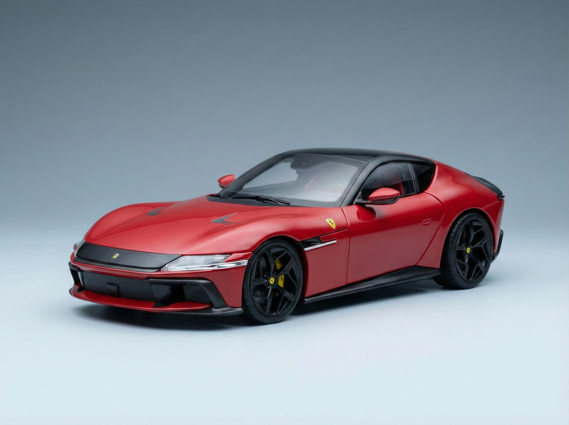 Coche deportivo rojo a escala 1/18 con techo negro y llantas detalladas, ya disponible para coleccionistas.