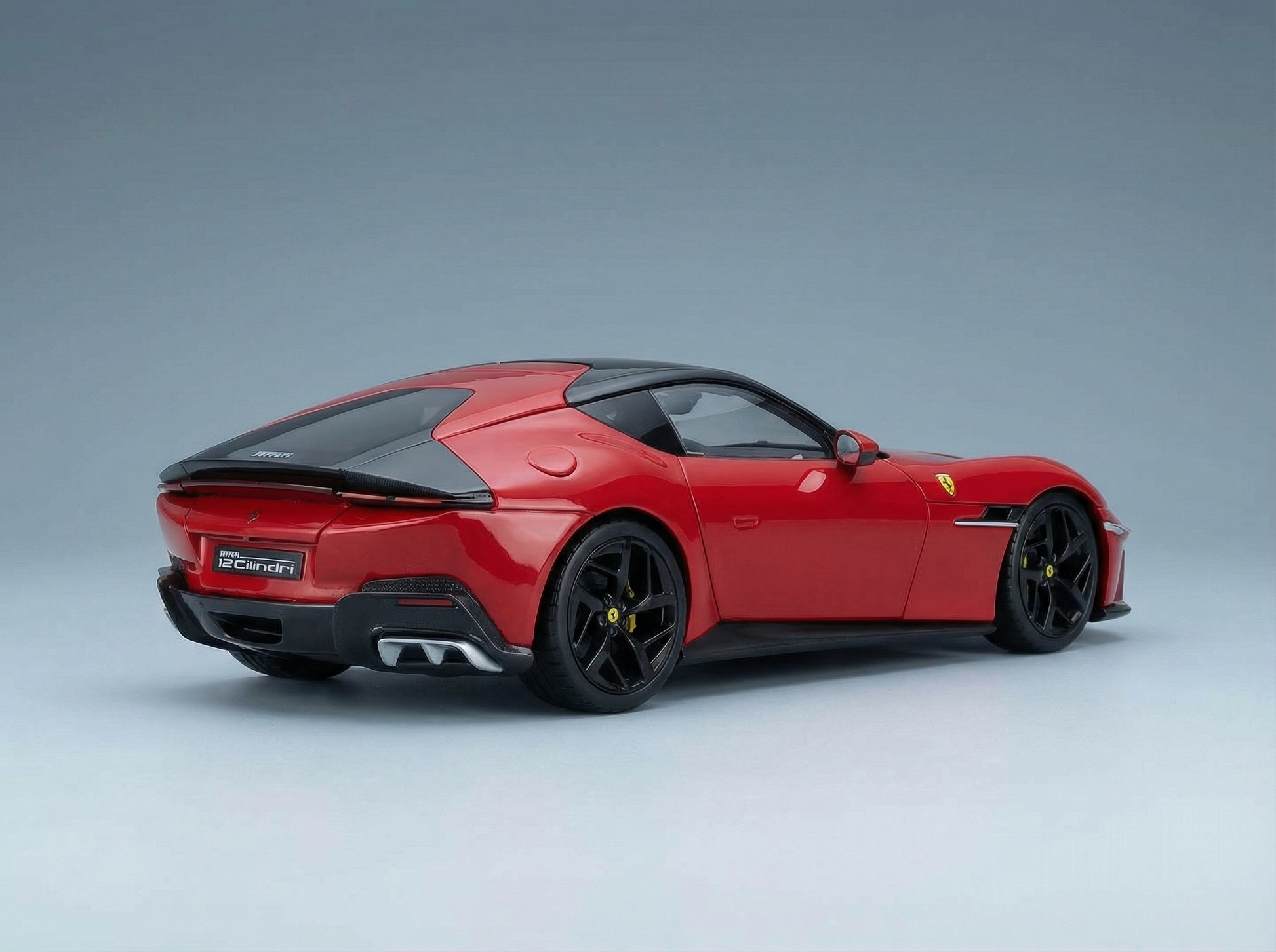 Maqueta de coche Ferrari en rojo con ruedas negras, réplica coleccionable ya disponible online.