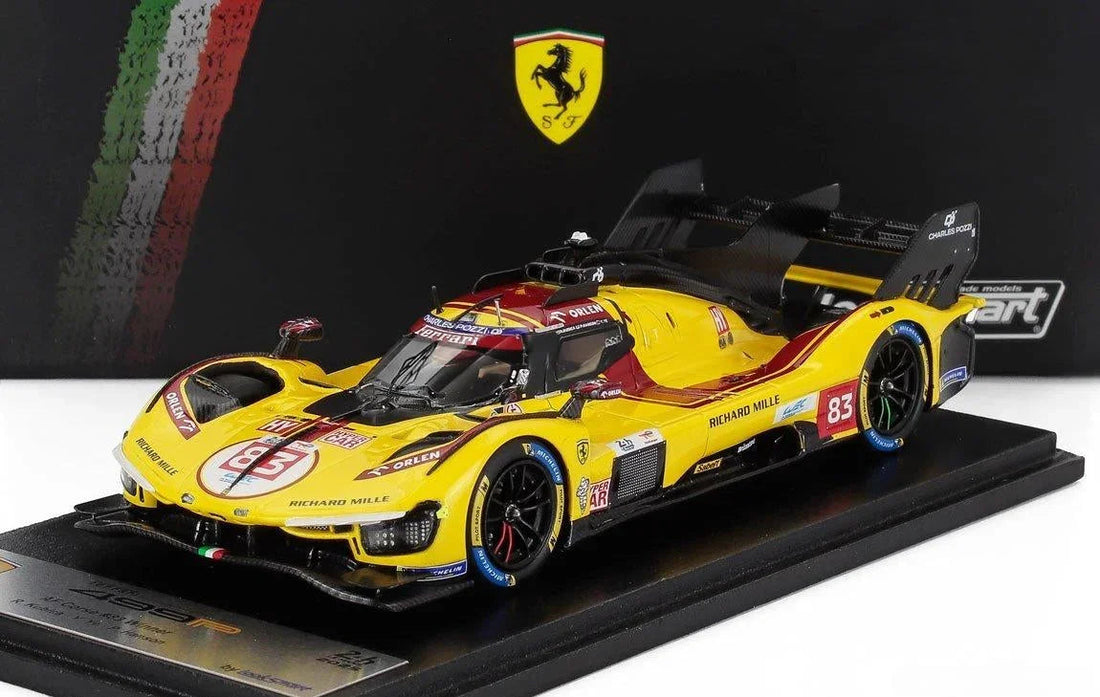 Modèle réduit de voiture de course Ferrari 488 GTE jaune et rouge, avec bandeau aux couleurs du drapeau italien et logo Ferrari, disponible sur Vroomi.