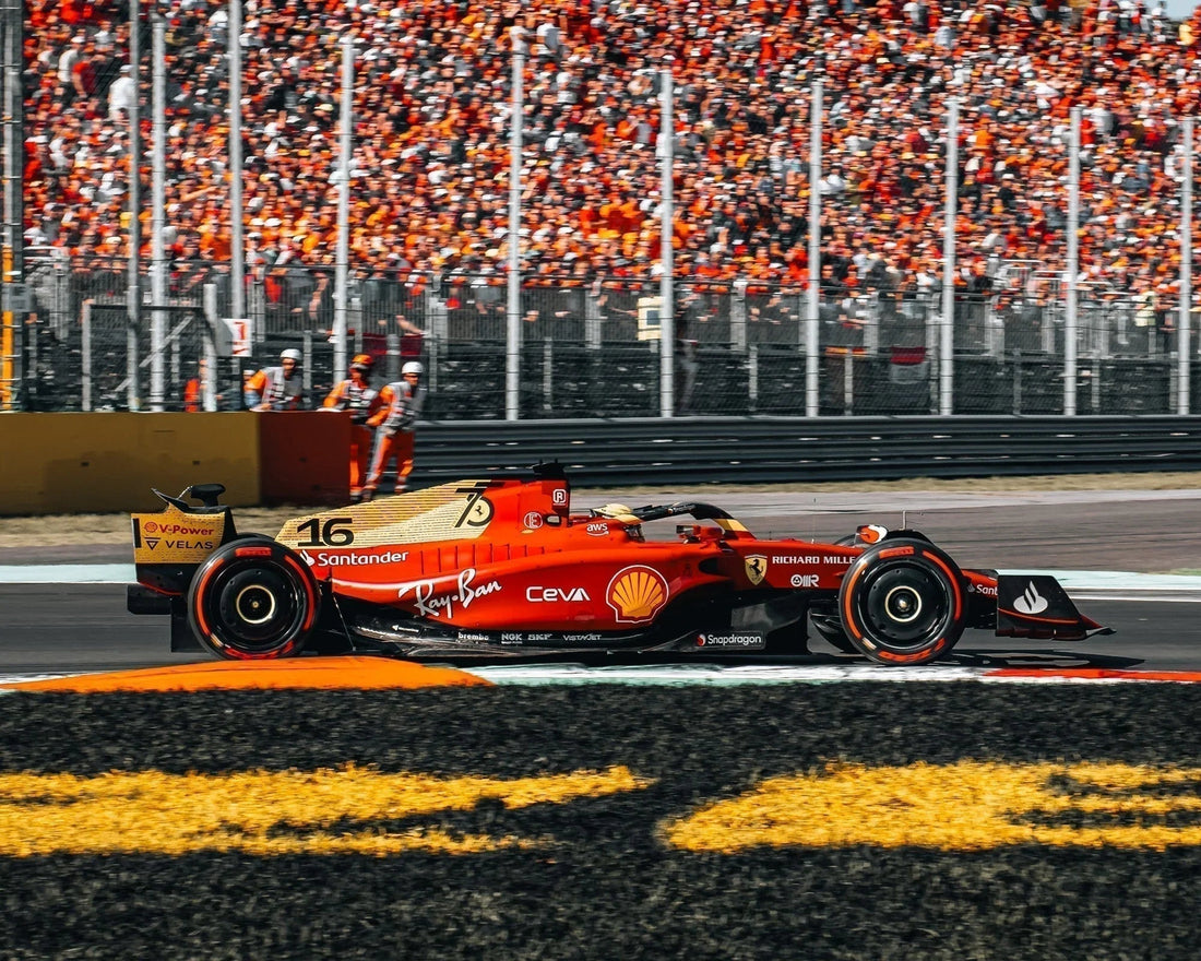 La Ferrari F1 numéro 16 en course sur circuit devant les tribunes bondées, désormais disponible sur Vroomi